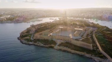 Fort Manoel ve adanın havadan görünüşü. Gün batımı gökyüzü. Gzira şehri. Malta 