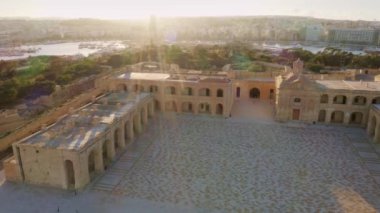 Fort Manoel ve adanın havadan görünüşü. Gün batımı gökyüzü. Gzira şehri. Malta ülkesi