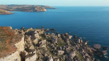 Doğa uçurumlarının havadan görünüşü. Kaya Kesiği Gözlem Merkezi. Malta ülkesi