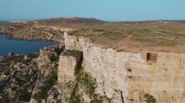 Doğa kayalıkları ve denizin havadan görünüşü. Kaya Kesiği Gözlem Merkezi. Malta adası