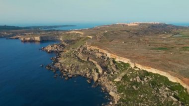 Doğa uçurumları ve Akdeniz 'in havadan görünüşü. Kaya Kesiği Gözlem Merkezi. Malta 