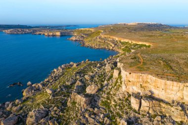 Malta doğa uçurumlarının havadan görünüşü. Mavi gökyüzü, Akdeniz, bahar. Malta, Kaya Kesiği Gözlem Merkezi