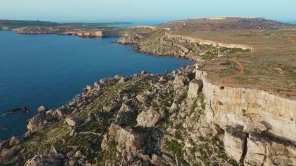 Vue aérienne en haut des falaises maltaises. Poste d'observation de Rock Cut