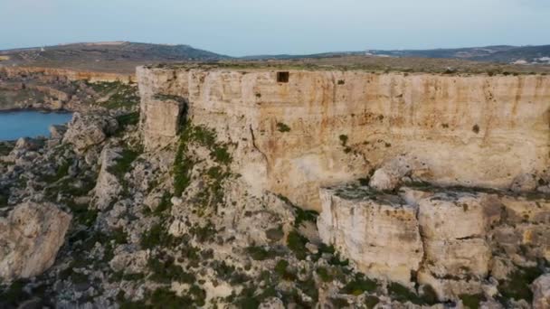 悬崖峭壁和大海的空中俯瞰 春天的时候欧洲 马耳他岛 — 图库视频影像