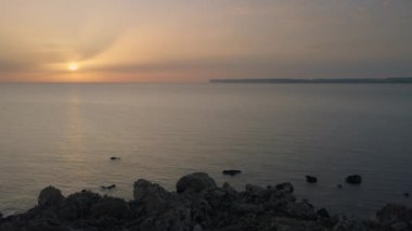 Denizde gün batımının havadan görünüşü. Bahar zamanı, uçurumlar. Avrupa. Arka planda Gozo Adası var. Malta 
