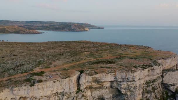 Vue aérienne des falaises maltaises et de la mer. Au printemps. Malte île 