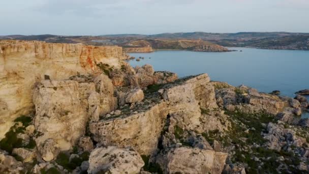 Μαλτέζικα Βράχια Και Θάλασσα Αεροφωτογραφία — Αρχείο Βίντεο