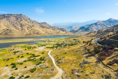 Amerikan doğa manzarasının havadan görünüşü. Göl, yeşil çimen, mavi gökyüzü, dağlar, sabah, mavi su. Sonbahar manzarası. ABD