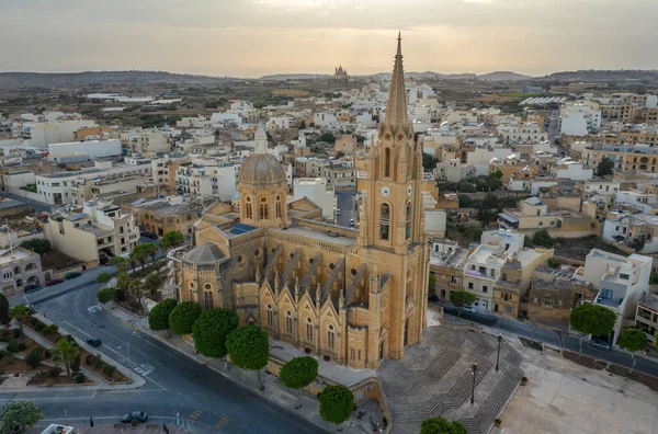 Gozo Adasındaki Ghajnsielem Kilisesi Hava Manzarası Günbatımı Gökyüzü Malta Ülkesi — Stok fotoğraf