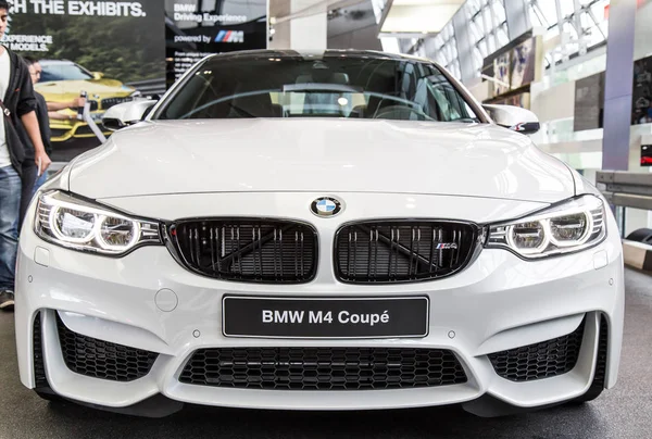 BMW M4 Coup på BMW museum – stockfoto