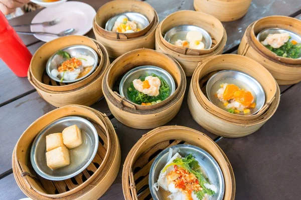 Tayland Dim sum karidesi geleneksel bambu buharlı tencere kutusuna konur..