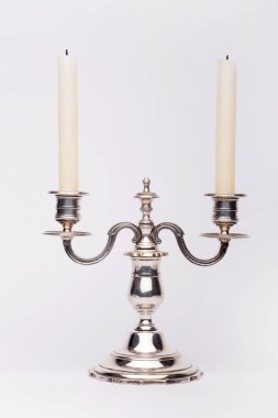 Rönesans gümüş şamdan, beyaz arka planda iki kollu.