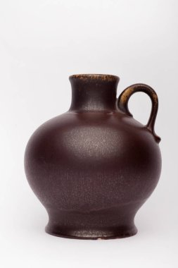 Beyaz arka planda eski kahverengi vazo