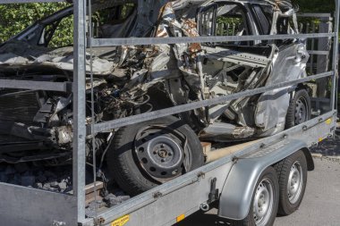 Ludwigsburg, Almanya - 15 Eylül 2019: Çekicideki hurda araba. Yıkılmış araba..