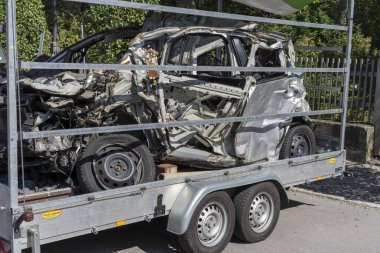 Ludwigsburg, Almanya - 15 Eylül 2019: Çekicideki hurda araba. Yıkılmış araba..