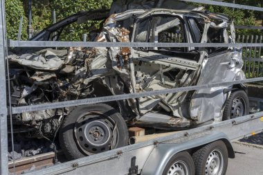 Ludwigsburg, Almanya - 15 Eylül 2019: Çekicideki hurda araba. Yıkılmış araba..