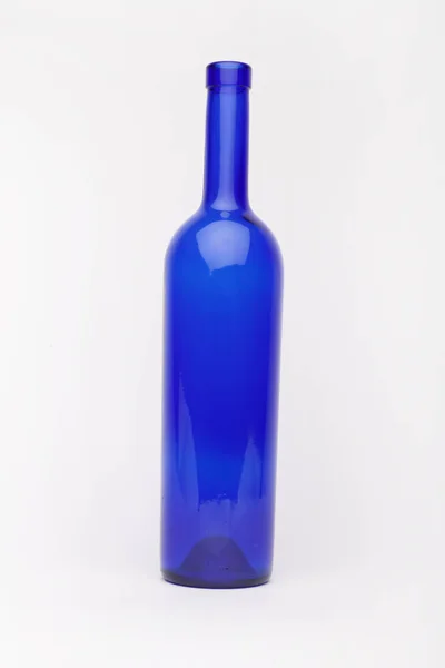 Botella de vino azul sobre fondo blanco — Foto de Stock
