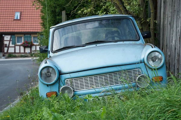 Velho Leste Europeu carro da RDA está no prado verde — Fotografia de Stock