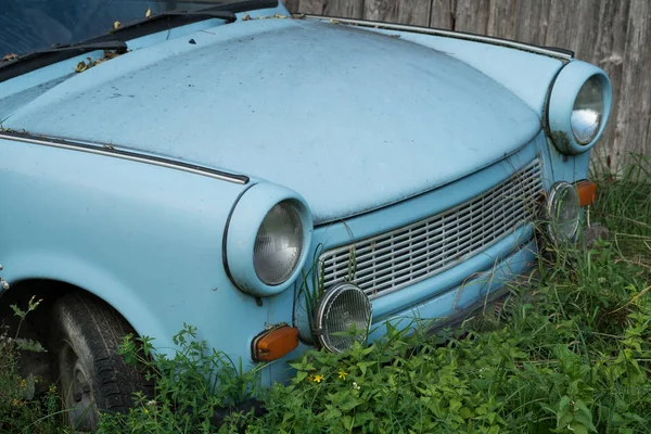 Velho Leste Europeu carro da RDA está no prado verde — Fotografia de Stock