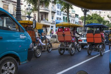 Havana, Küba - 12 Ocak 2013: Havana sokakları çok eski Amerikan arabalarıyla