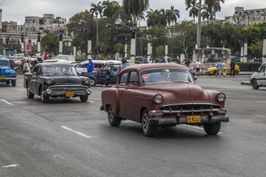 Havana, Küba - 18 Ocak 2013: Havana sokakları çok eski Amerikan arabalarıyla