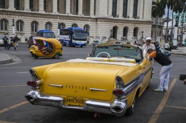 Havana, Küba - 18 Ocak 2013: Havana sokakları çok eski Amerikan arabalarıyla