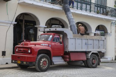 Havana, Küba - 24 Ocak 2013: Havana sokakları çok eski Amerikan arabalarıyla