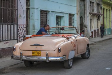 Havana, Küba - 24 Ocak 2013: Havana sokakları çok eski Amerikan arabalarıyla