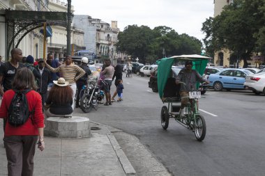 Havana, Küba - 18 Ocak 2013: Havana sokakları çok eski Amerikan arabalarıyla