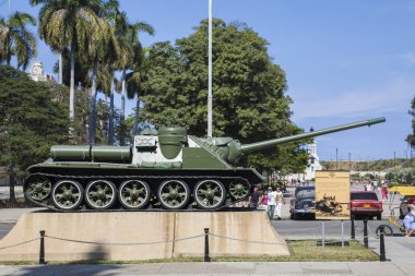 Havana, Küba - 20 Ocak 2013: Havana sokakları çok eski Amerikan arabalarıyla