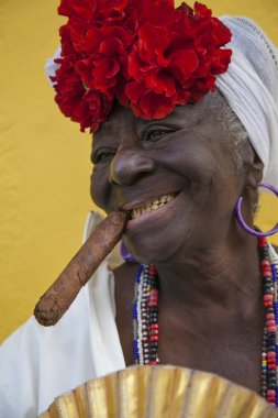 Havana, Küba - 24 Ocak 2013: Geleneksel elbiseli Kübalıların portreleri.
