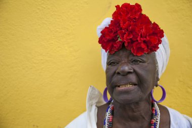 Havana, Küba - 24 Ocak 2013: Geleneksel elbiseli Kübalıların portreleri.