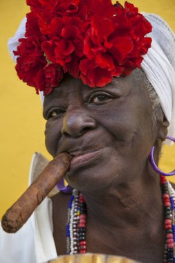 Havana, Küba - 24 Ocak 2013: Geleneksel elbiseli Kübalıların portreleri.
