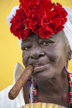 Havana, Küba - 24 Ocak 2013: Geleneksel elbiseli Kübalıların portreleri.