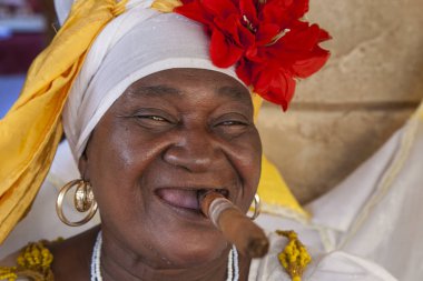 Havana, Küba - 24 Ocak 2013: Geleneksel elbiseli Kübalıların portreleri.