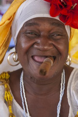 Havana, Küba - 24 Ocak 2013: Geleneksel elbiseli Kübalıların portreleri.