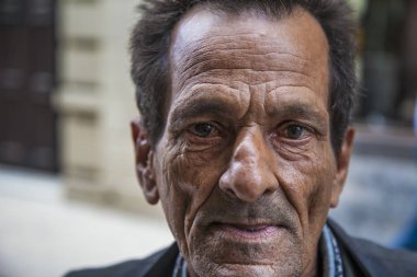 Havana, Küba - 24 Ocak 2013: Geleneksel elbiseli Kübalıların portreleri.
