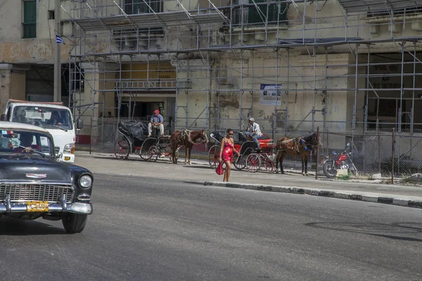 쿠바의 아바나 - 2013 년 1 월 6 일: 매우 오래 된 미국 자동차와 아바나의 거리 — 스톡 사진