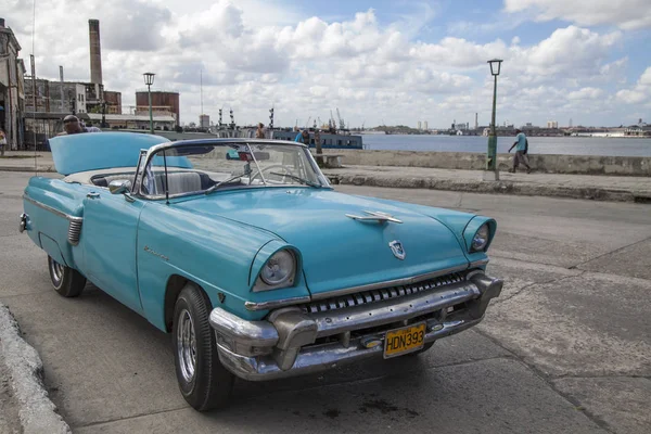 Havana, Cuba - 12 de janeiro de 2013: As ruas de Havana com carros americanos muito antigos — Fotografia de Stock