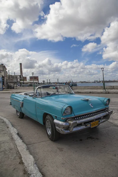Havana, Cuba - 12 January 2013: The streets of Havana with very old American cars — Stock Photo, Image