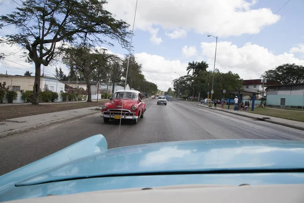 古巴哈瓦那-- -- 2013年1月12日：哈瓦那街道上停放着非常旧的美国汽车 — 图库照片
