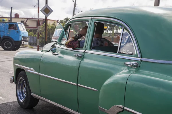 쿠바의 아바나 - 2013 년 1 월 12 일: 매우 오래 된 미국 자동차와 아바나의 거리 — 스톡 사진