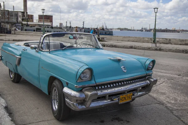 Havanna, Kuba - 2013. január 12.: Havanna utcái nagyon régi amerikai autókkal — Stock Fotó