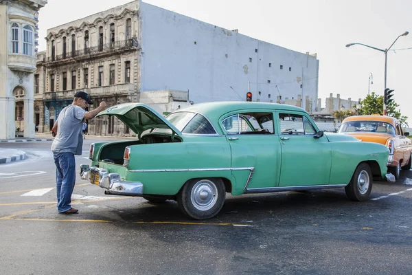 Havana, Cuba - 12 de janeiro de 2013: As ruas de Havana com carros americanos muito antigos — Fotografia de Stock