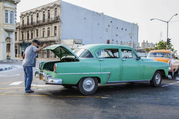 Havana, Cuba - 12 January 2013: The streets of Havana with very old American cars — Stock Photo, Image