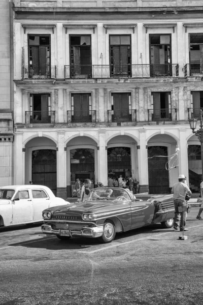 Havana, Cuba - 06 de janeiro de 2013: As ruas de Havana com carros americanos muito antigos — Fotografia de Stock