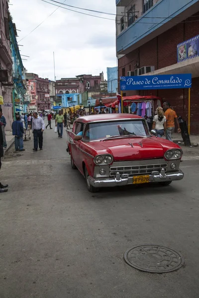 Havana, Cuba - 18 januari 2013: De straten van Havana met heel oude Amerikaanse auto 's — Stockfoto