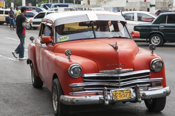 Havana, Cuba - 18 de janeiro de 2013: As ruas de Havana com carros americanos muito antigos — Fotografia de Stock