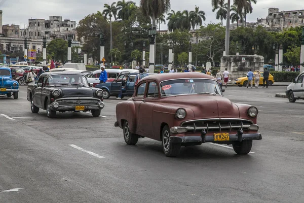 L'Avana, Cuba - 18 gennaio 2013: Le strade dell'Avana con auto americane molto antiche — Foto Stock