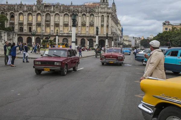 L'Avana, Cuba - 18 gennaio 2013: Le strade dell'Avana con auto americane molto antiche — Foto Stock